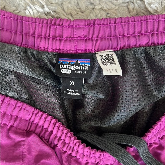 Patagonia Men's Baggies TM 5” inseam Hybrid Shorts in Magenta - Picture 4 of 7